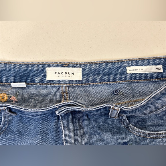 Pre-Owned Pac Sun Denim Mom Short Size 31 - Picture 3 of 6